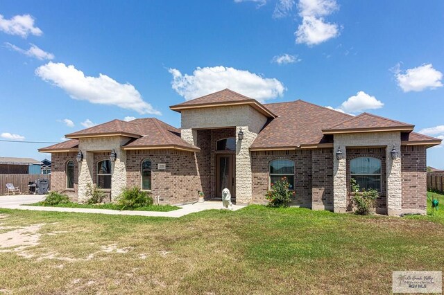 view of front of property with a front lawn