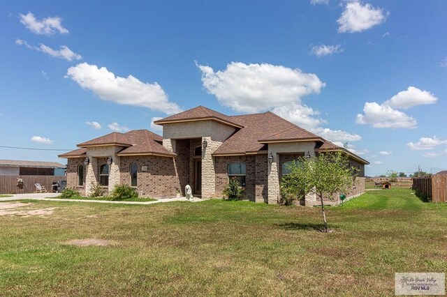 view of front facade featuring a front lawn