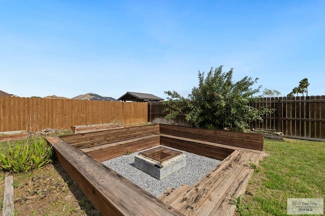 view of yard featuring a fire pit