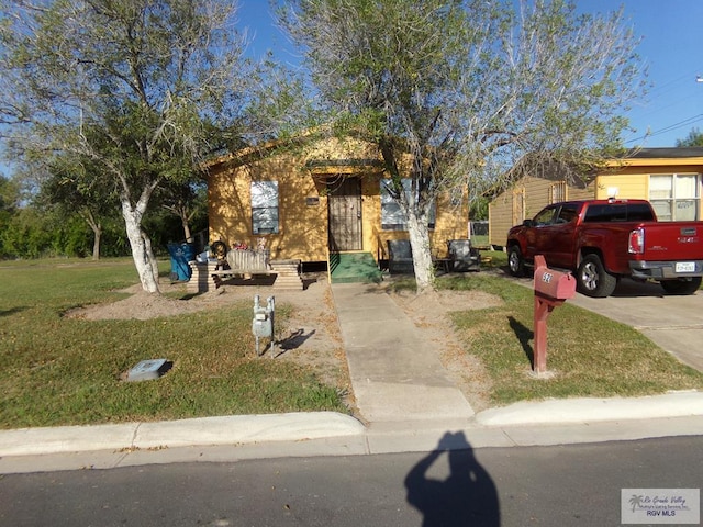 view of front facade featuring a front lawn