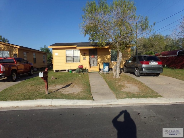 view of front of property featuring a front lawn