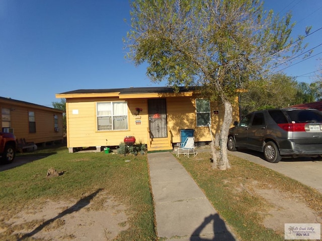 view of front of property featuring a front yard