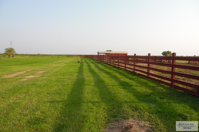 view of yard featuring a rural view