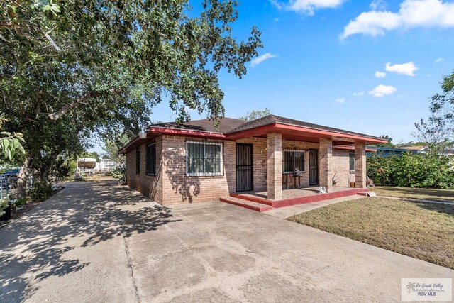 view of front of house with a front yard