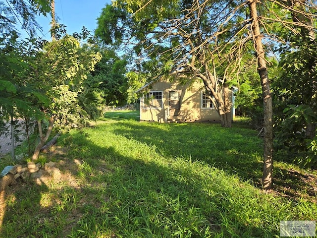 view of yard with an outbuilding