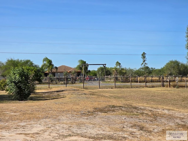 view of yard featuring a rural view