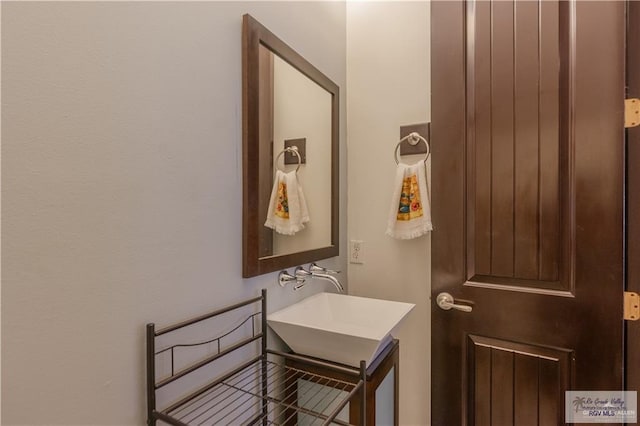 bathroom featuring sink