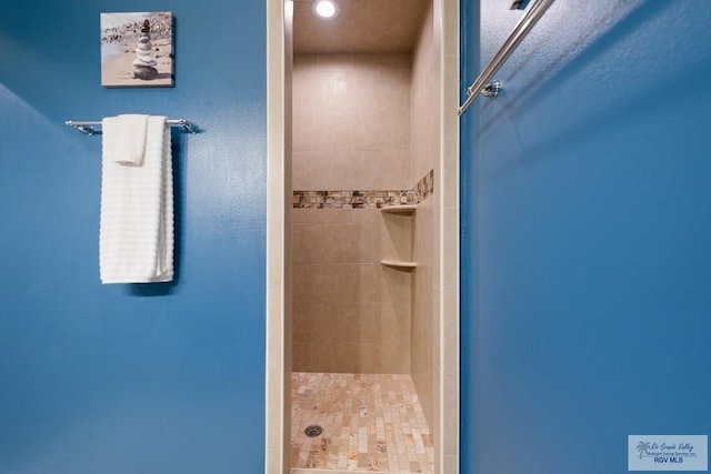 bathroom featuring a tile shower