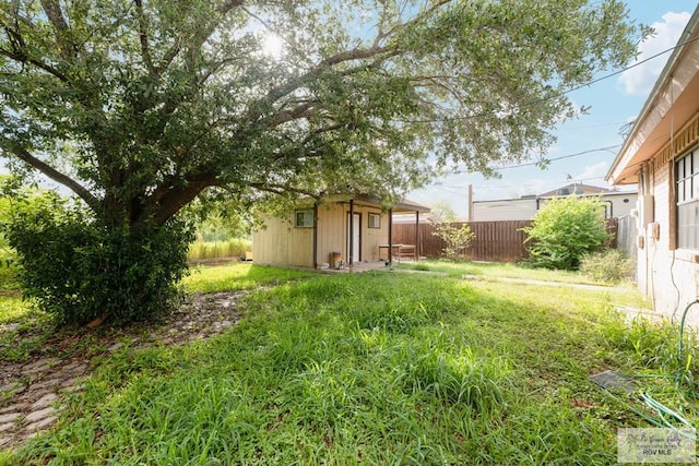 view of yard with an outdoor structure