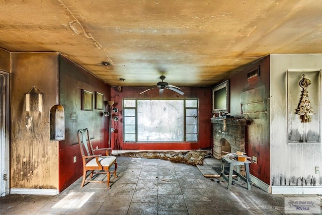sitting room with ceiling fan