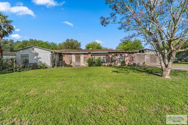 view of front of house featuring an attached garage, driveway, and a front lawn