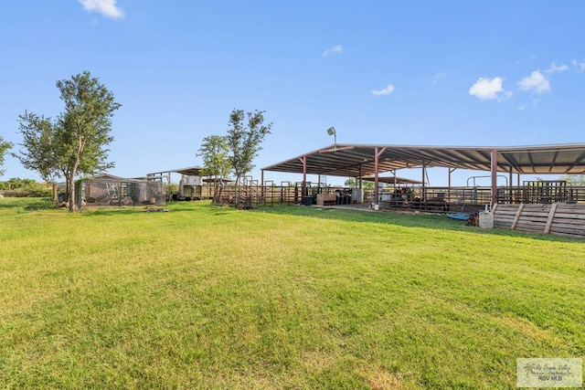 view of yard with an outdoor structure