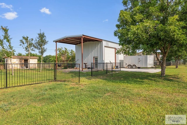 view of yard featuring an outdoor structure and a garage