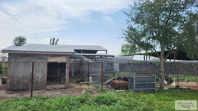 view of yard with an outdoor structure