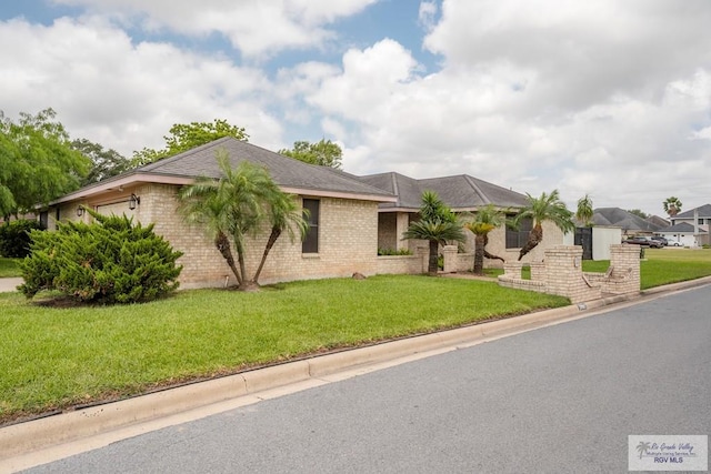 view of front of house featuring a front lawn