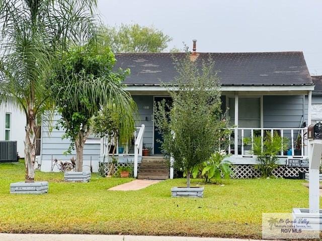 view of front of home featuring a porch, central AC, and a front lawn