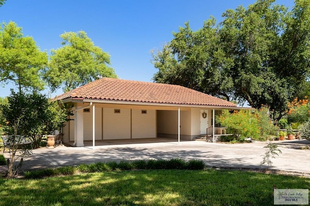 garage featuring a lawn