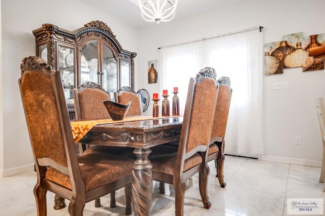 dining space with a notable chandelier