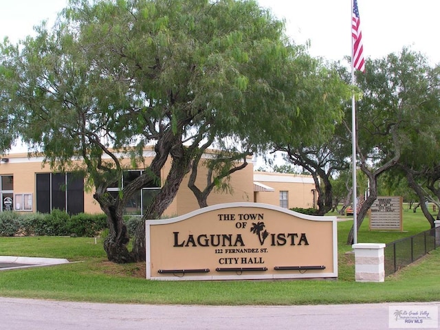 community / neighborhood sign featuring a yard