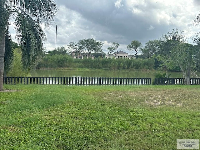 view of yard featuring a water view