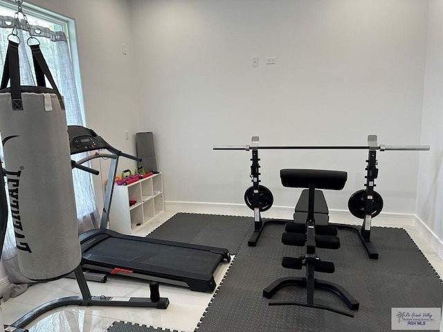 workout room with baseboards