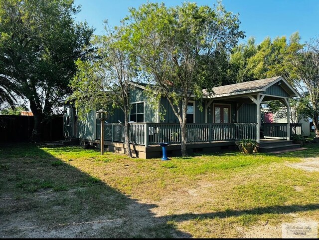 view of front of home featuring a front yard