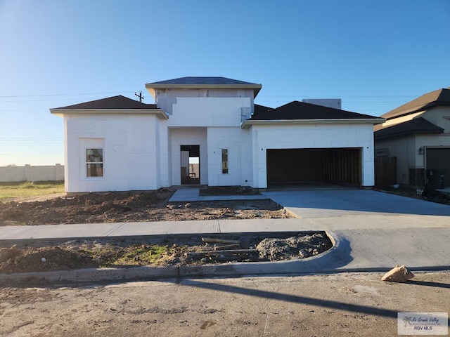 view of front facade featuring a garage