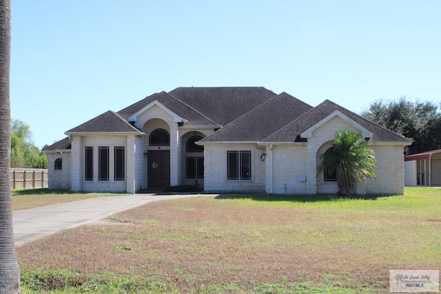 single story home featuring a front yard