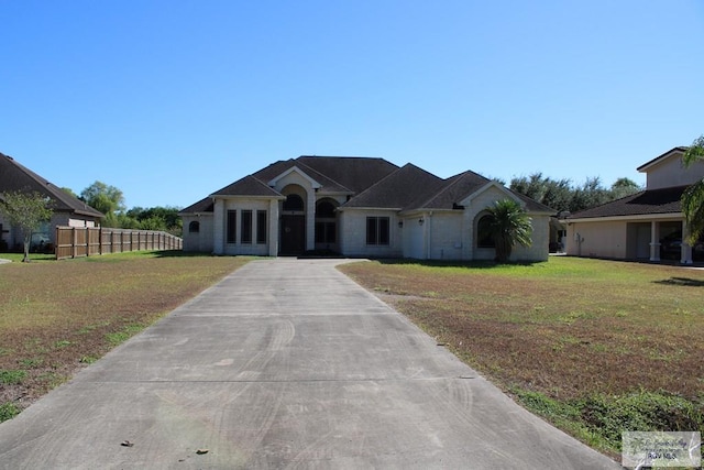 ranch-style house featuring a front yard