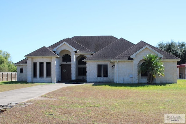 single story home with a front yard