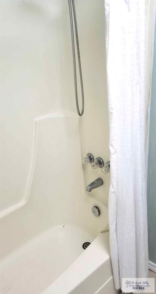 full bath with shower / bath combo with shower curtain