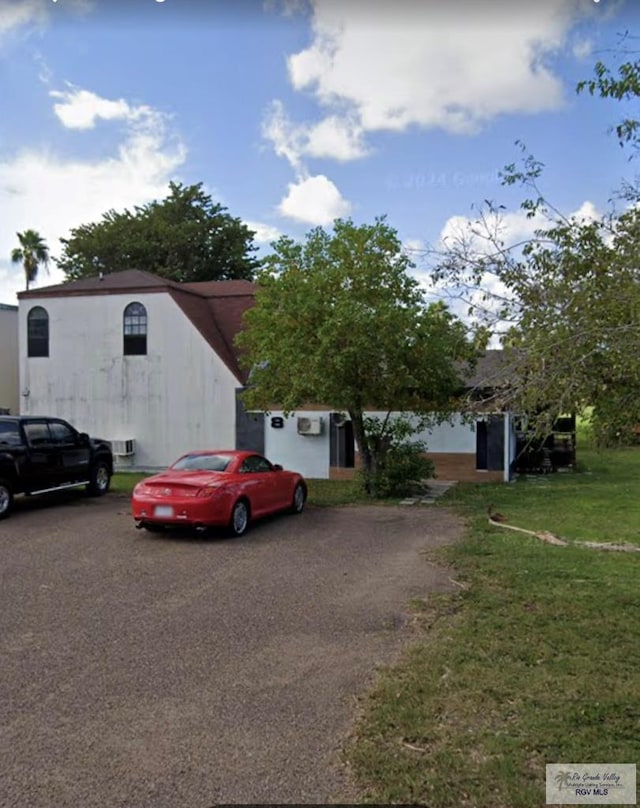 view of front facade with a front lawn