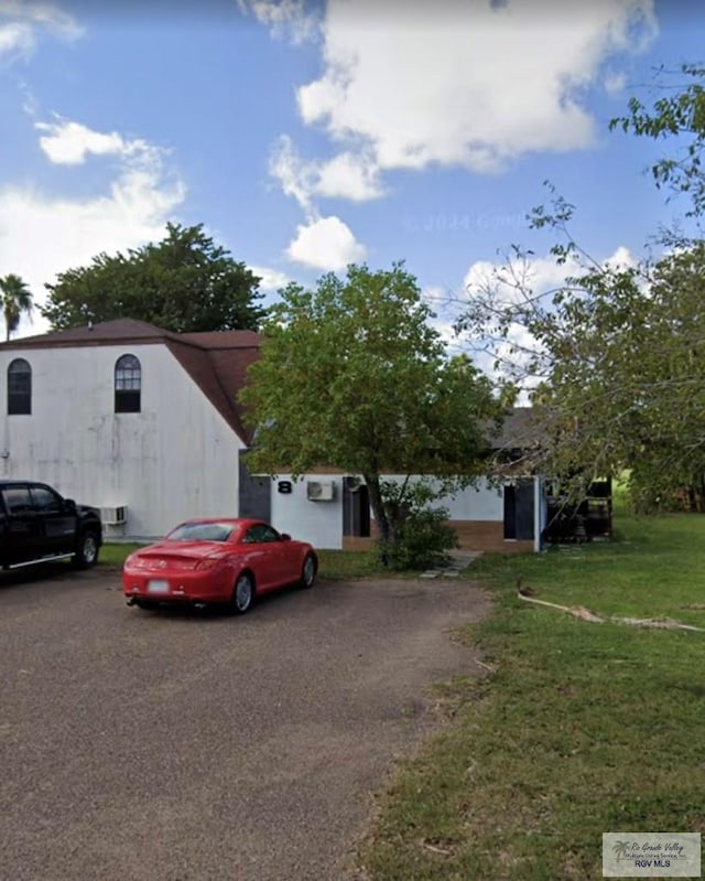 view of front of house featuring driveway and a front lawn