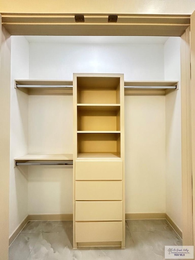 514 Oriole Dr, Los Fresnos, TX 78566 - view of closet