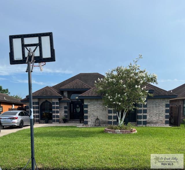 view of front of property with a front lawn