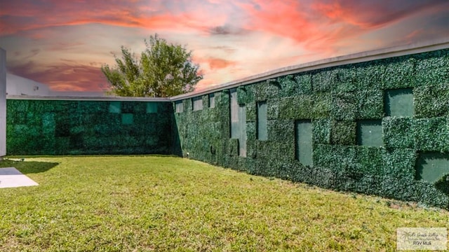 view of yard at dusk