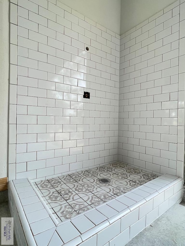 bathroom featuring a tile shower