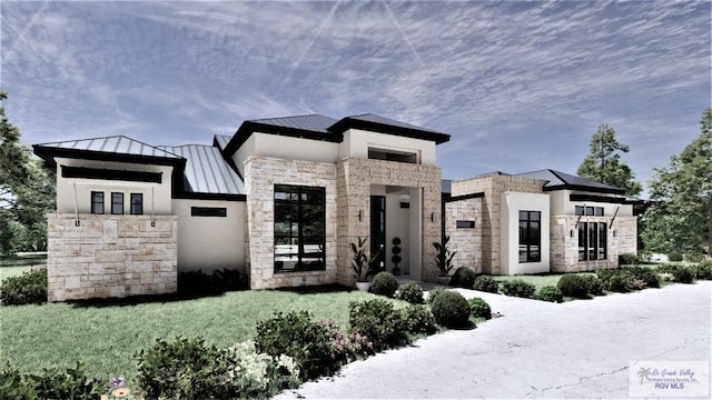 view of front of property featuring a front yard