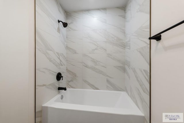 bathroom featuring tiled shower / bath combo