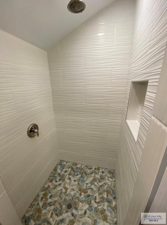 bathroom featuring a tile shower