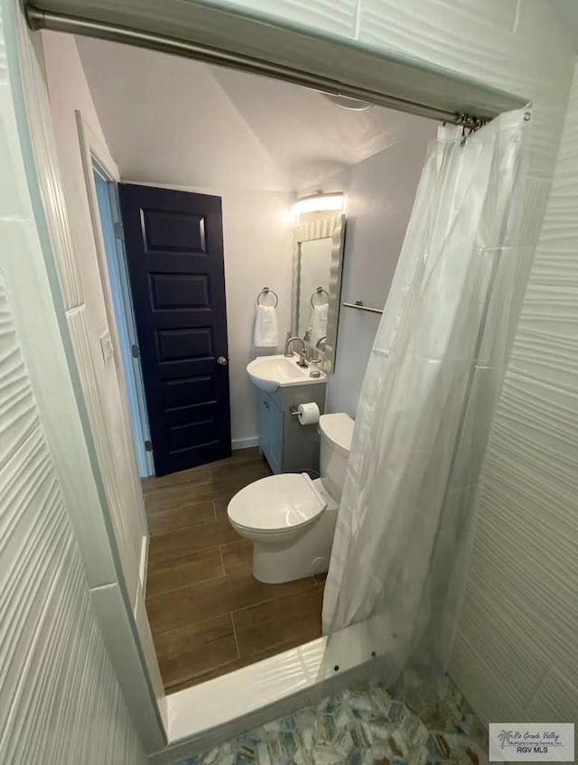 bathroom featuring a shower with curtain, vanity, and toilet