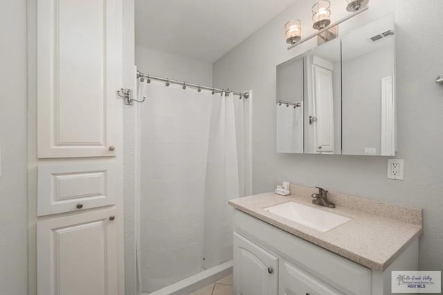 bathroom featuring a shower with curtain and vanity