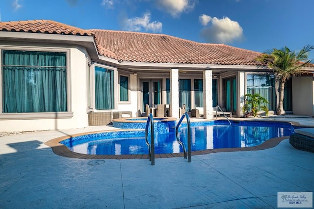 view of pool with an in ground hot tub and a patio area