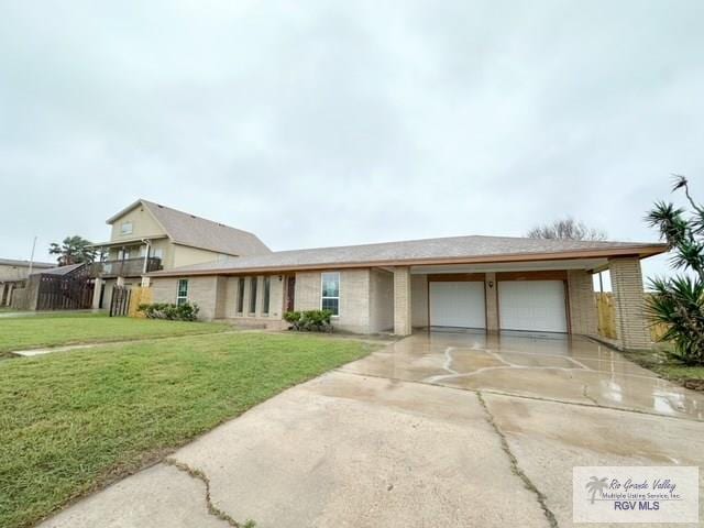 view of front facade with driveway, a garage, and a front yard