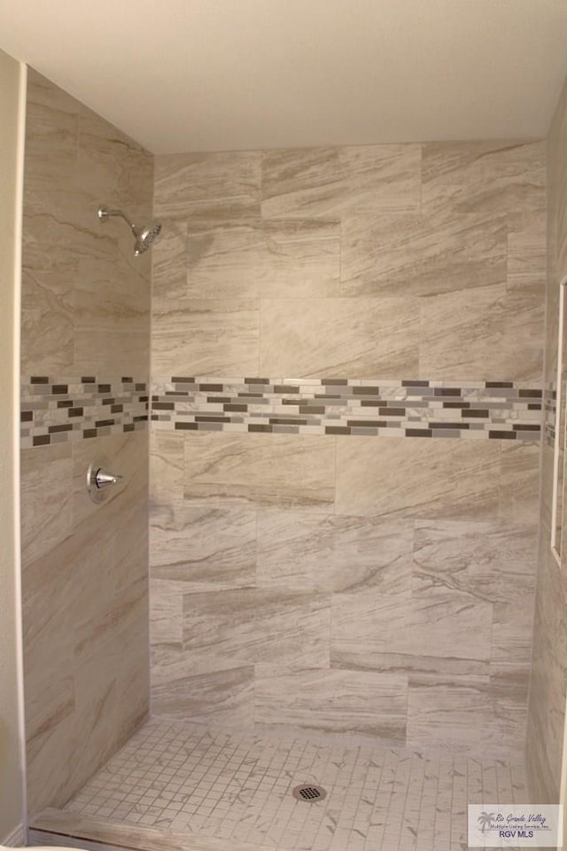 bathroom featuring tiled shower