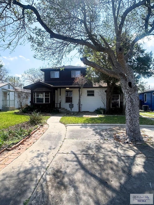 view of front of property featuring a front lawn