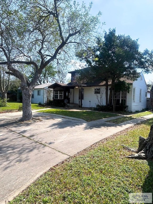 ranch-style house featuring a front lawn