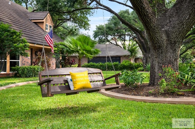 view of property's community featuring a yard