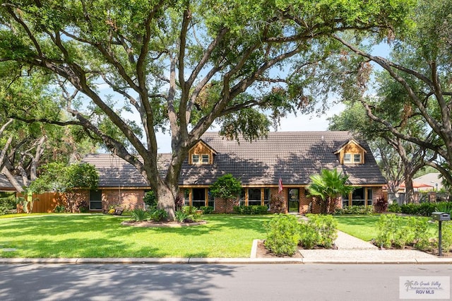 view of front facade featuring a front lawn