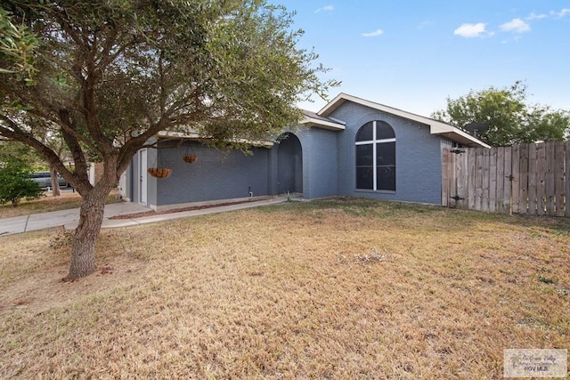 view of front of property featuring a front lawn